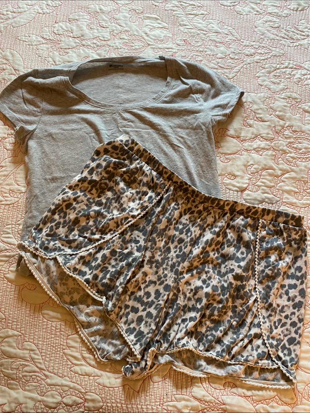 No Biundaries Gray Scoop-Neck Tee with Sonoma Leopard Print Sleep Shorts